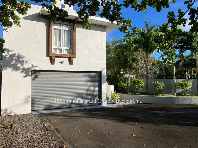 Maison familiale chaleureuse et spacieuse, conçue par un architecte ,  À vendre à Roches Noires