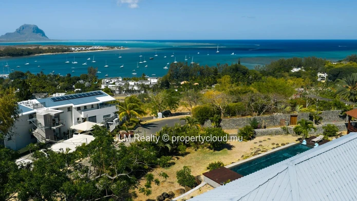 Villa d’exception avec vue panoramique sur le lagon et Le Morne à vendre à Rivière Noire, Ile Maurice