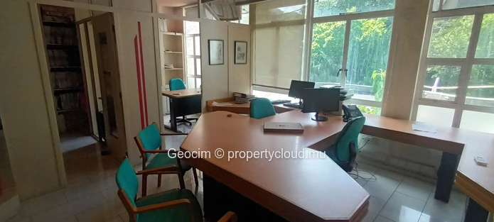 Port Louis down town Close to "Jardin de la Compagnie" Office 53 sqm. Toilet. Kitchen. Parking. (Sole Mandate)