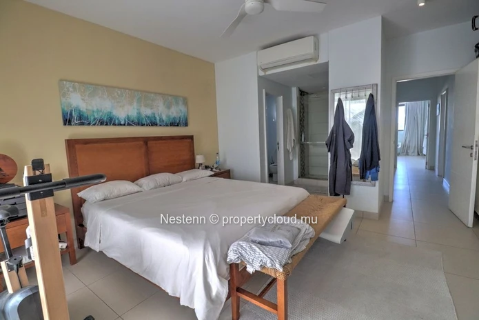 Modern and well-designed 3-bedroom penthouse a few minutes walk from the beach
