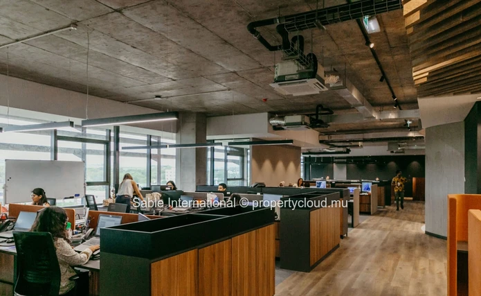 Bureau à vendre à Grand Baie, 1400m², 2 bureaux, parking sécurisé, proche commodités.