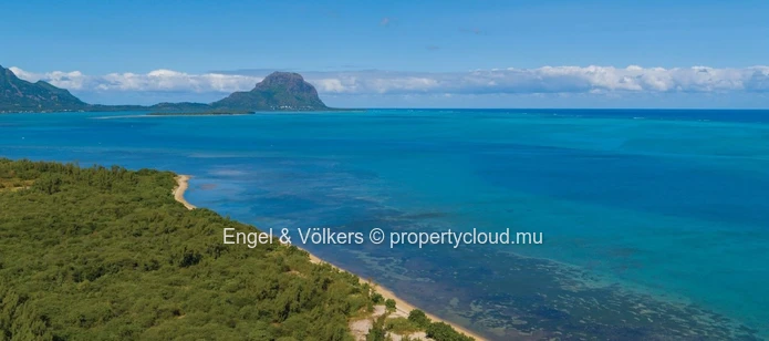 Luxurious Oceanfront Penthouse in Black River, Mauritius