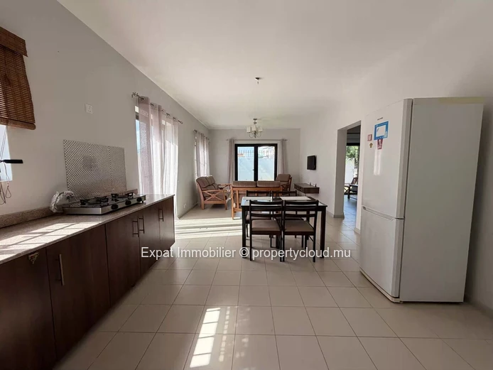 2-Bedroom Apartment with Shared Pool for Rent – 500m from Flic-en-Flac Beach