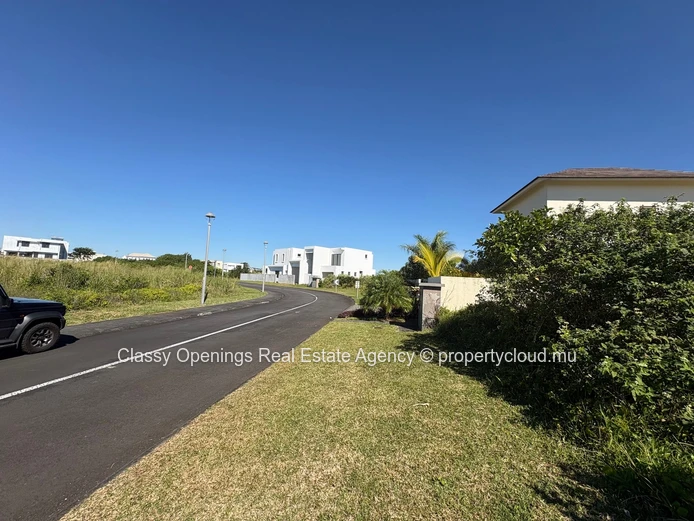 Sunny 576m² Roadside Plot in Highlands - Near Shops & School
