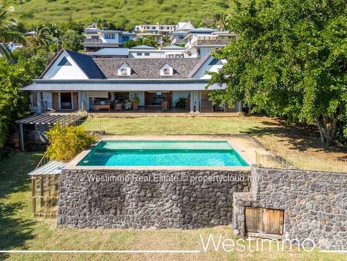 Villa de style colonial avec vue mer à vendre à Tamarin
