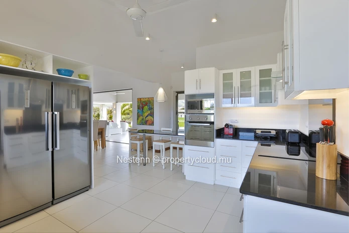 Modern villa of 4 bedrooms in a secure residence
