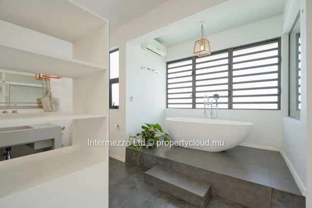 Beachfront Penthouse in Pereybère – 384 m², Plunge Pool