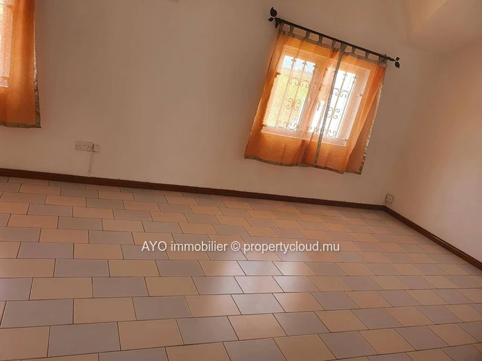 Maison non meublée de 4 chambres dans un paisible morcellement à Mon Choisy-proche plage