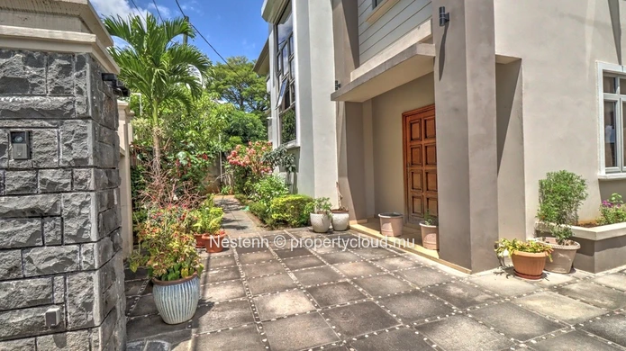 Modern single-storey villa with 6 bedrooms close to amenities.