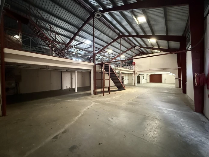 Entrepôt industriel à vendre à Pailles, superficie de 1580m²  sur un terrain de 2533m² avec option d'aménagement supp...
