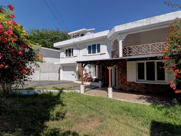 5-bed house with private pool well located in Pointe d'Esny