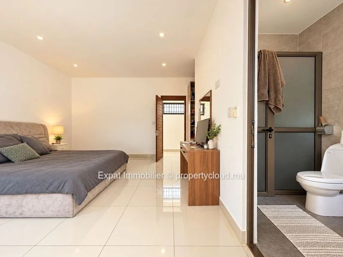 Balinese-Style 3-Bedroom Ensuite Villa to Renovate – For Sale in Pereybere