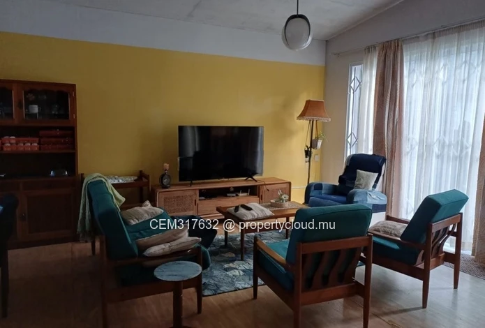Maison Familiale avec Mezzanine à Vendre – Quatre Bornes Centre 