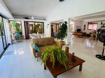 6 Bedroom Villa