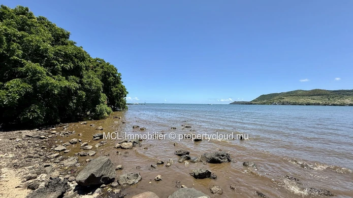 Terrain en front de mer et riviere