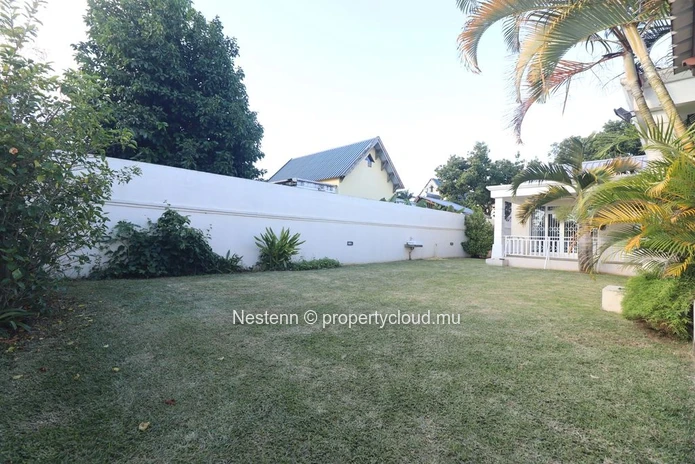 Élégante maison contemporaine avec vue sur les montagnes au sein d'un prestigieux domaine résidentiel 