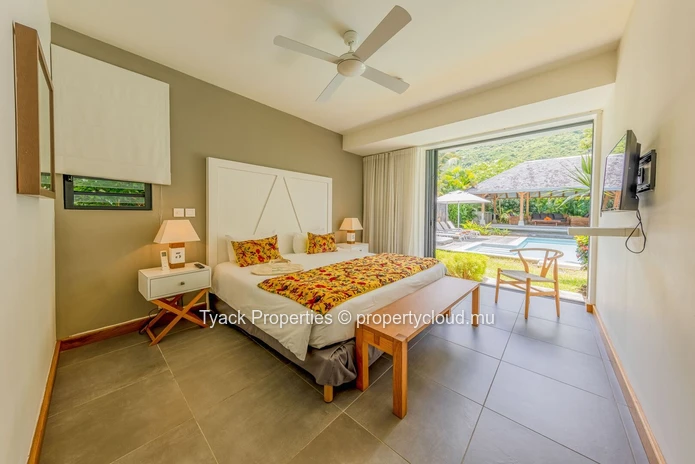 Villa de Luxe à Rivière Noire – 4 Chambres, Piscine et Services Hôteliers