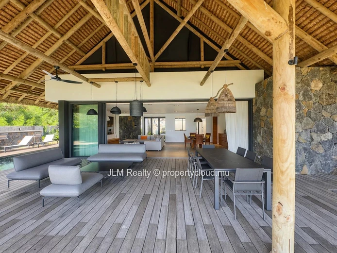 Superbe villa pieds dans l’eau à vendre à Rivière Noire, Île Maurice