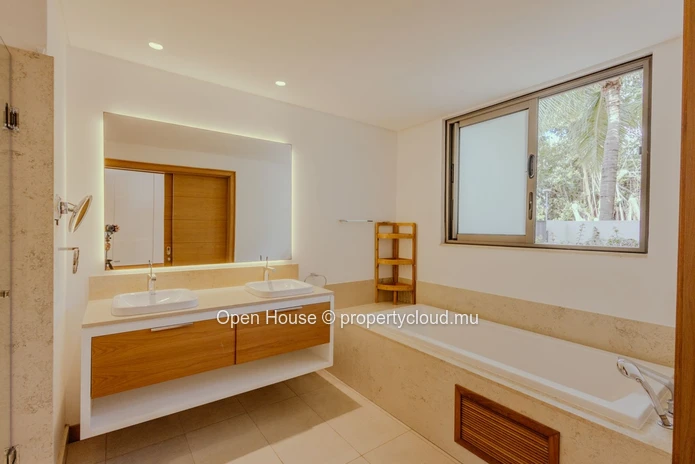 VILLA IRS à vendre à Mont Choisy, 485m² habitables, terrain de 750m², 4 chambres, piscine privée, Golf, services LP i...