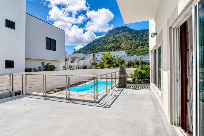 Elegant villa with rooftop and pool 