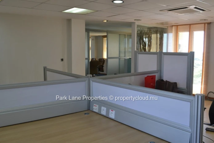 Espace de bureau de 220 m2 au 6eme étage à Belle Rose avec vue dégagée et accessibilité