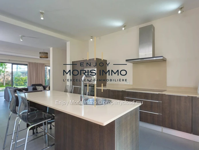 Villa contemporaine à vendre à Péreybère – 3 chambres | Piscine privée | Bureau | Garage | Résidence sécurisée