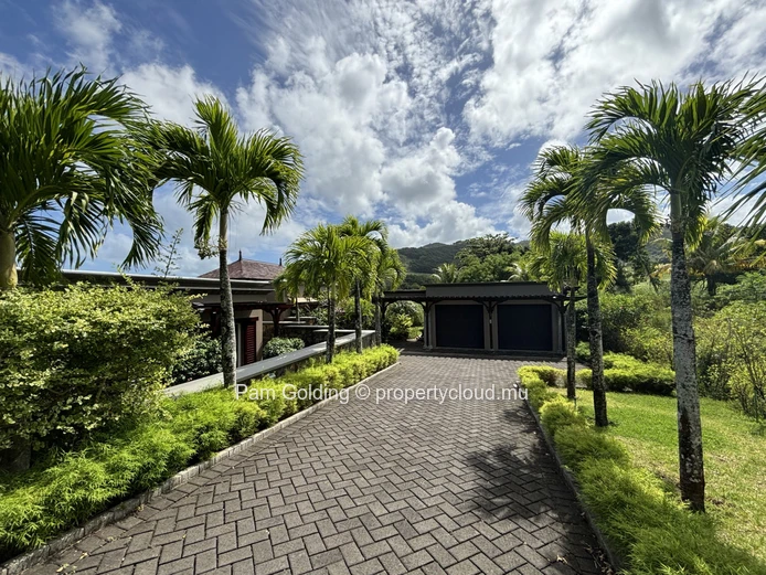A contemporary style villa stylishly furnished – ready to move in.