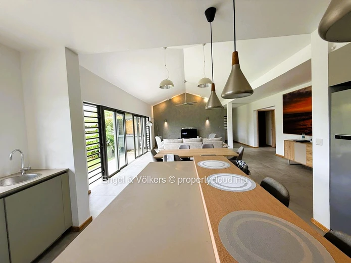 Luxury 4 bedroom Villa with garden and swimming pool for rent in Moka