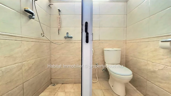 This charming furnished and equipped apartment of approximately 80 m² in Péreybère