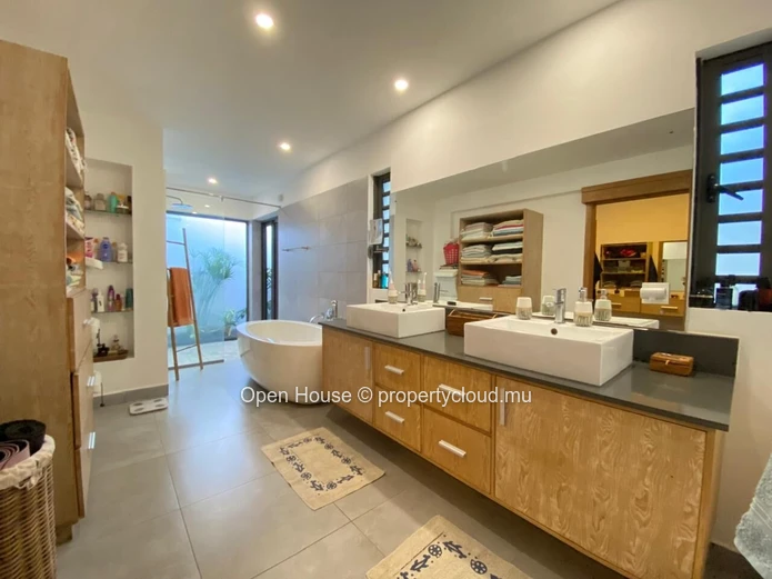 Splendid 4-bedroom en-suite villa for sale - highly sought-after estate and ideally located in Grand Baie -