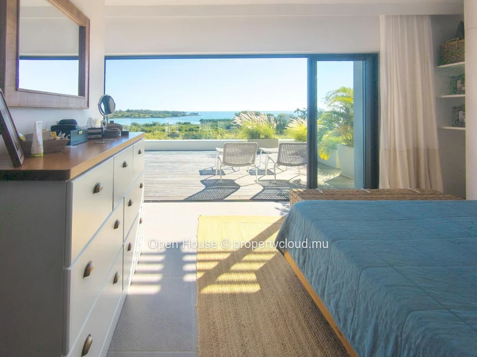 Luxurious penthouse facing the sea in the heart of a prestigious estate. 3 bedrooms, Master suite. Pool and restauran...