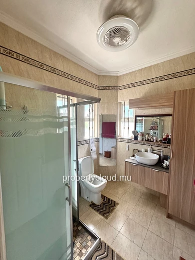 ALBION – À VENDRE – Spacieuse villa familiale avec appartement indépendant, piscine et garage