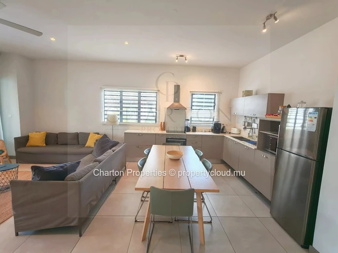 Duplex de 3 chambres avec piscine et jardin en bord de rivière à Rivière Noire