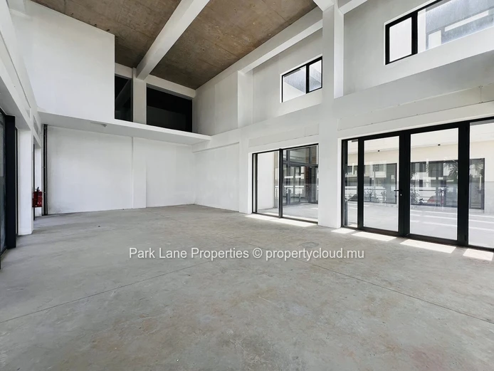 Modern Commercial Unit in Ebène - Ideal for Your Business