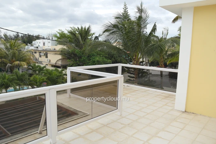 Flic en Flac à louer appartement 2 chambres dans villa à 300 mètres de la plage avec jardin commun