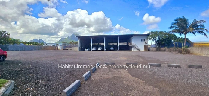 Furnished industrial building of 764 m2 on a plot of 1,037 toises located in Bambous