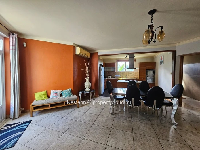 Maison familiale de 3 chambres avec piscine 