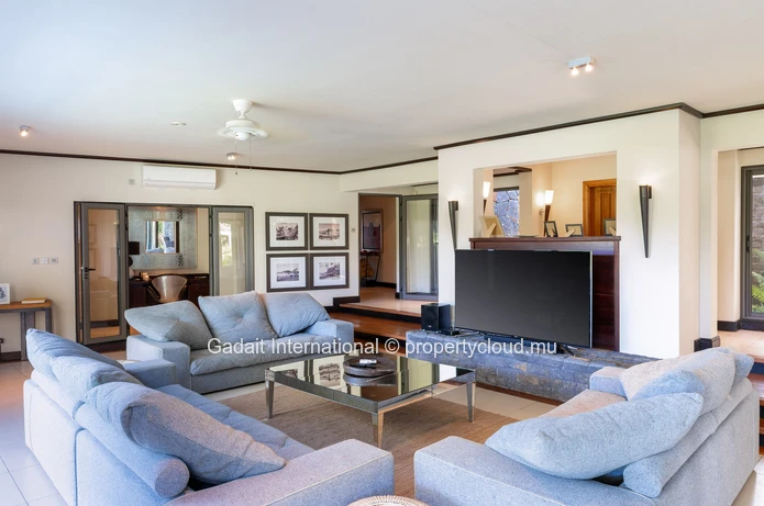 Magnificent 1972m² property with swimming pool, garden and panoramic view in Anahita