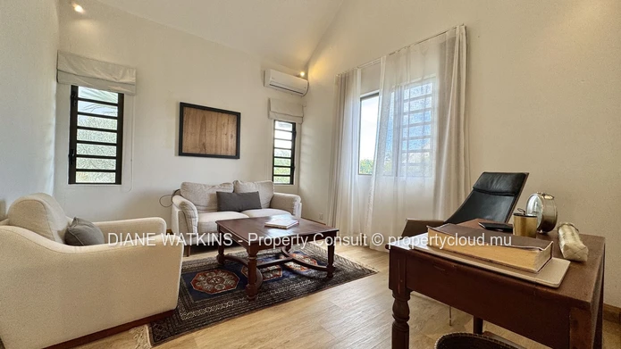 Villa de Luxe de 4 Chambres à Louer à Rivière Noire (Entretien Piscine & Jardin Inclus)
