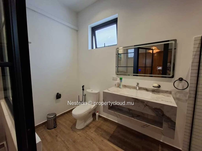 Modern 3 bedroom apartment with sea access.