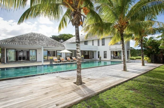 Villa de Luxe avec Vue sur le Golf à Louer à Anahita Beau Champ – 15 000 EUR / mois