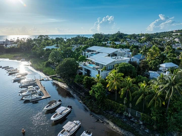 Exquisite 3 Bedroom Ground Floor WaterClub Apartment, Black River