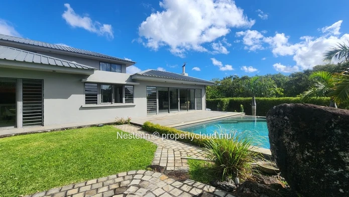 Villa duplex moderne à Moka avec 4 chambres, piscine privée, meublée, sécurité et vue sur la montagne.