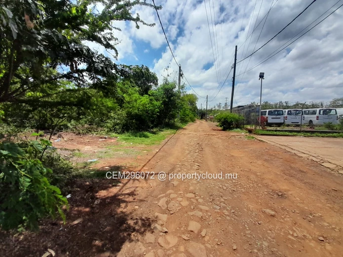 2.89 arpents Industrial Land For Sale in Pailles