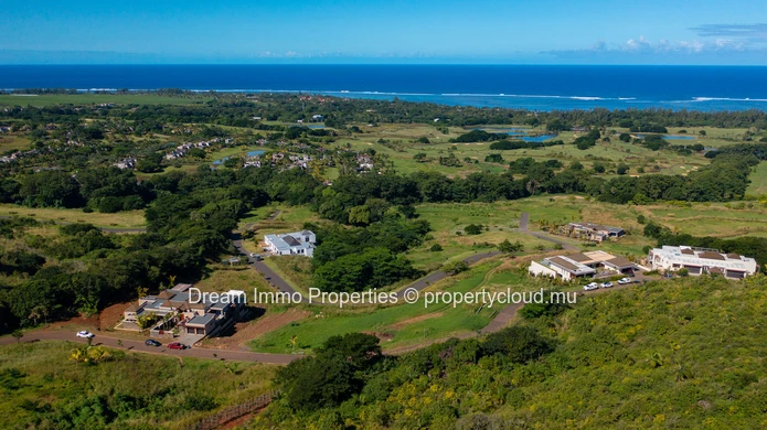 Sumptuous plot with breathtaking lagoon views in one of the most prestigious golf estates in Mauritius