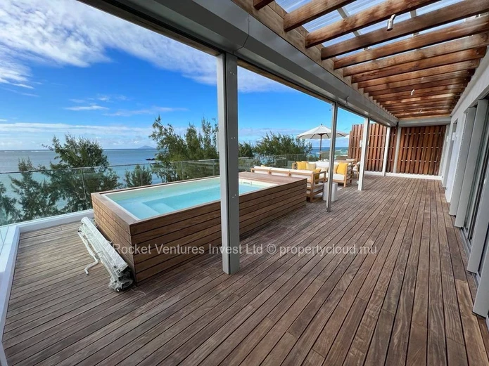 Superbe Penthouse de 3 Chambres en Bord de Mer avec Piscine à Grand Gaube