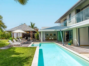 Villa de luxe à vendre: cadre tropical avec vue sur montagne