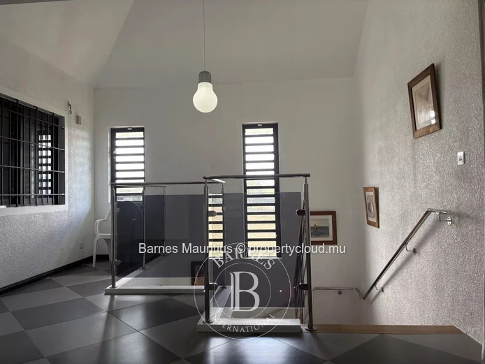 BEAU VALLON - Maison de 493 m² sur terrain de 1 630 m² - 4 chambres