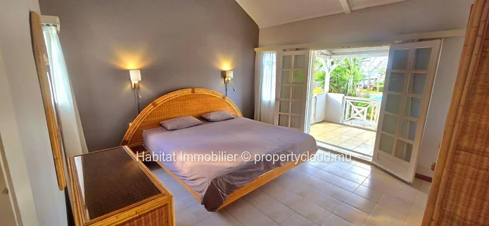 A louer : Charmante maison pieds dans l'eau, meublée et équipée de 164 m² sur un terrain de 316 m², idéalement située...