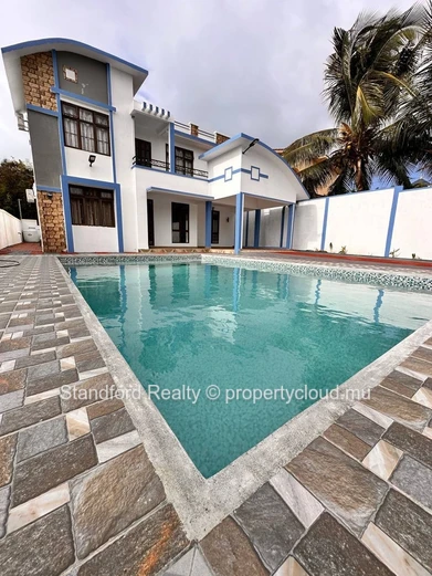 Villa 4 Chambres à Louer à Grand Gaube, Nord